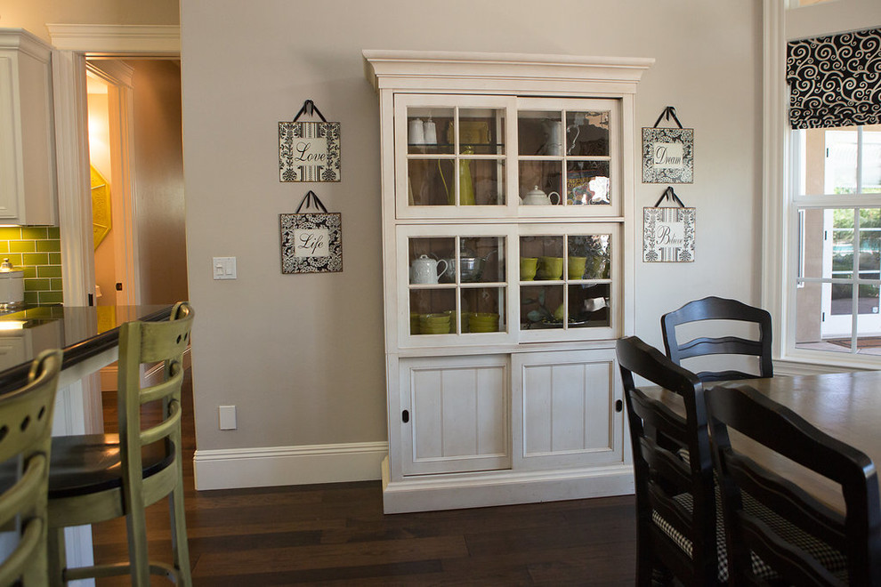 Cette photo montre une salle à manger ouverte sur le salon nature de taille moyenne avec un mur gris, parquet foncé et un sol marron.