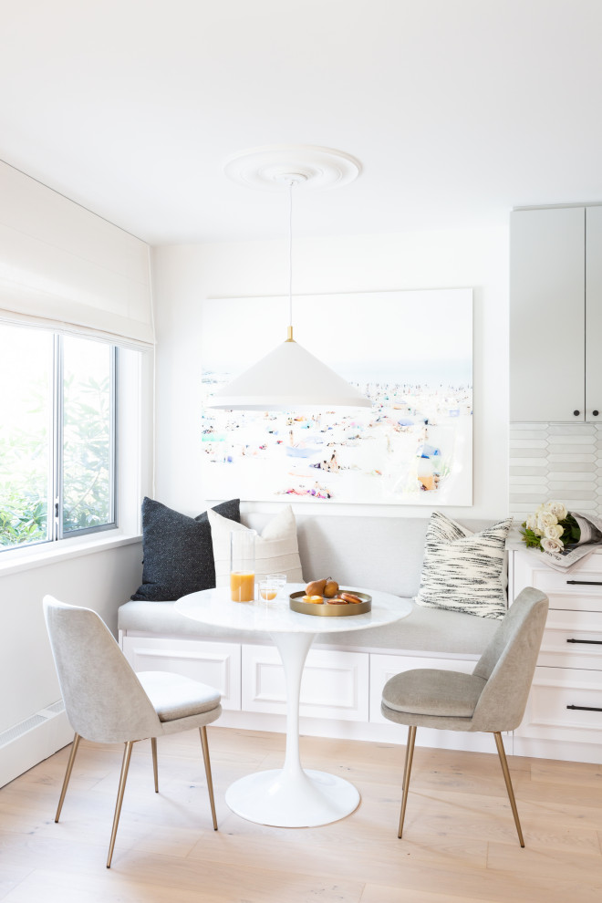 Aménagement d'une salle à manger ouverte sur la cuisine contemporaine avec un mur blanc, parquet clair et un sol beige.