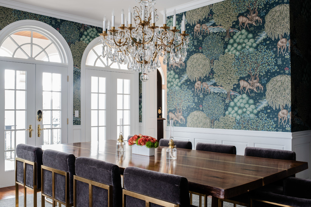 Diseño de comedor clásico renovado grande con paredes multicolor, suelo de madera en tonos medios y suelo marrón