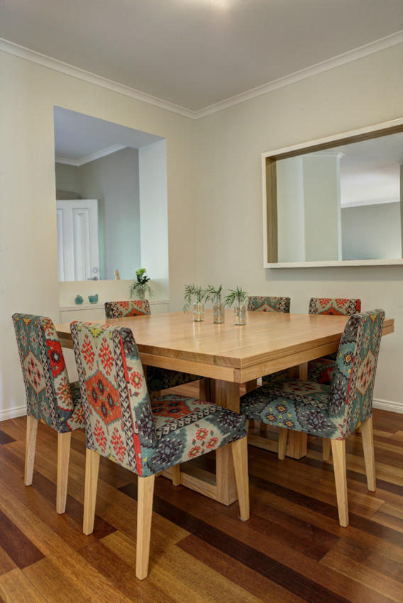 Idée de décoration pour une petite salle à manger design fermée avec un mur beige et un sol en bois brun.