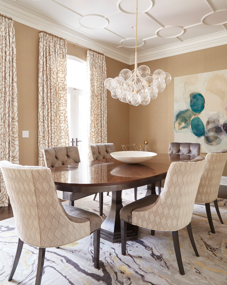 Свежая идея для дизайна: столовая в стиле неоклассика (современная классика) с коричневыми стенами - отличное фото интерьера