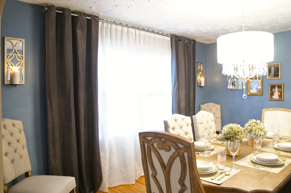Ejemplo de comedor ecléctico de tamaño medio cerrado sin chimenea con paredes azules y suelo de madera clara