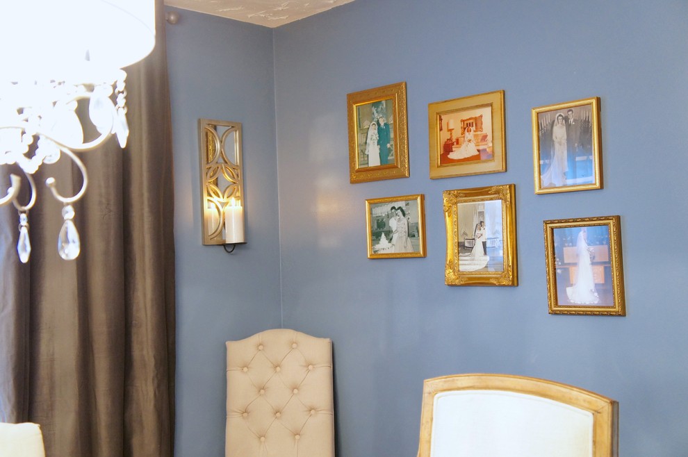 Immagine di una sala da pranzo bohémian chiusa e di medie dimensioni con pareti blu, parquet chiaro e nessun camino