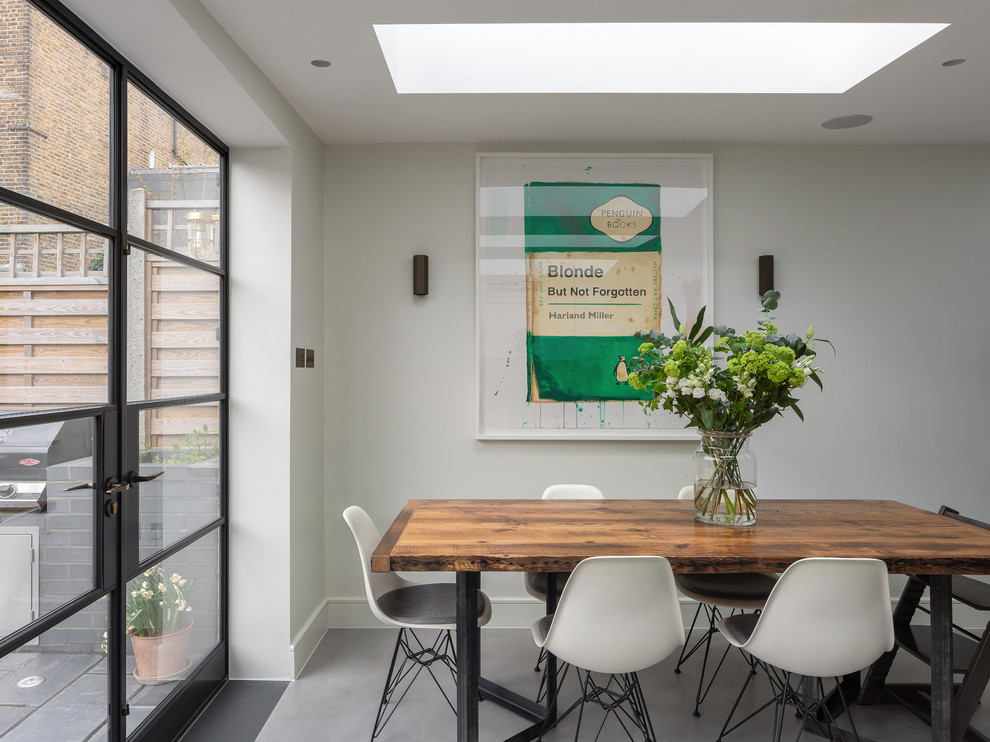 Mittelgroße Moderne Wohnküche mit Betonboden, grauem Boden und weißer Wandfarbe in London