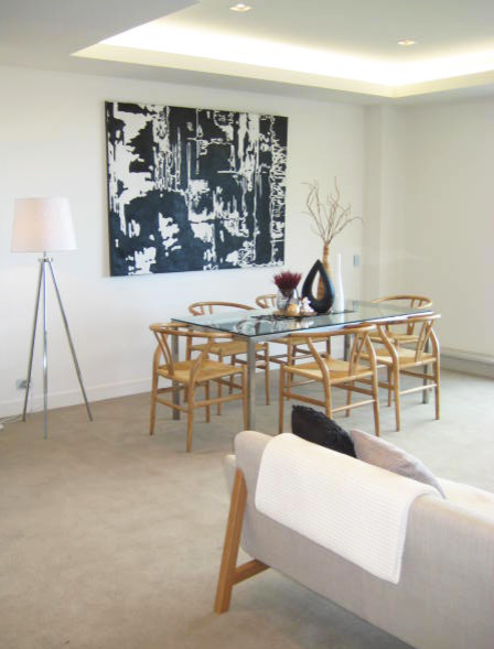 Mittelgroßes, Offenes Modernes Esszimmer mit weißer Wandfarbe, Teppichboden, Kamin, Kaminumrandung aus Stein und beigem Boden in Melbourne