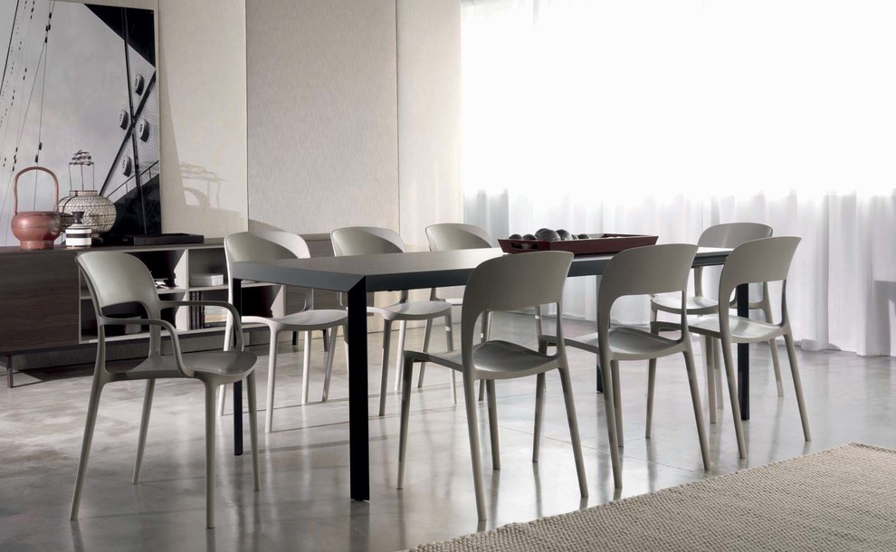 Idee per una sala da pranzo aperta verso la cucina contemporanea di medie dimensioni con pavimento in cemento, nessun camino e pavimento grigio