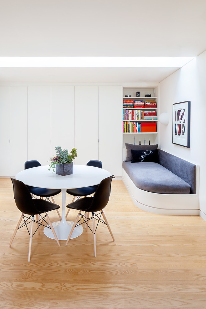 Свежая идея для дизайна: столовая в стиле ретро с белыми стенами и светлым паркетным полом - отличное фото интерьера