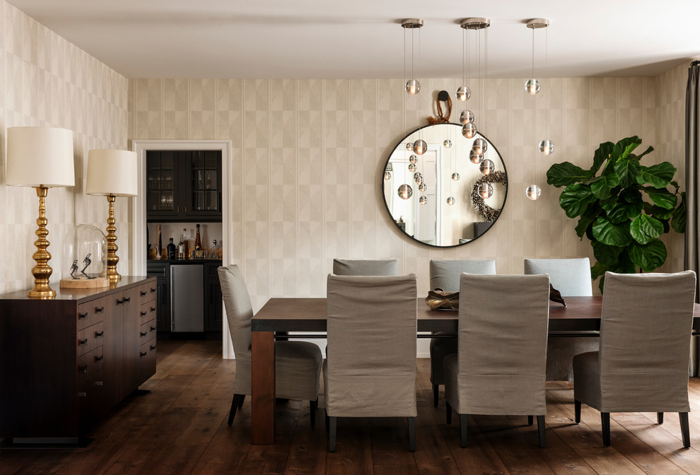 Foto di un'ampia sala da pranzo aperta verso la cucina classica con pareti beige, pavimento in legno massello medio e nessun camino