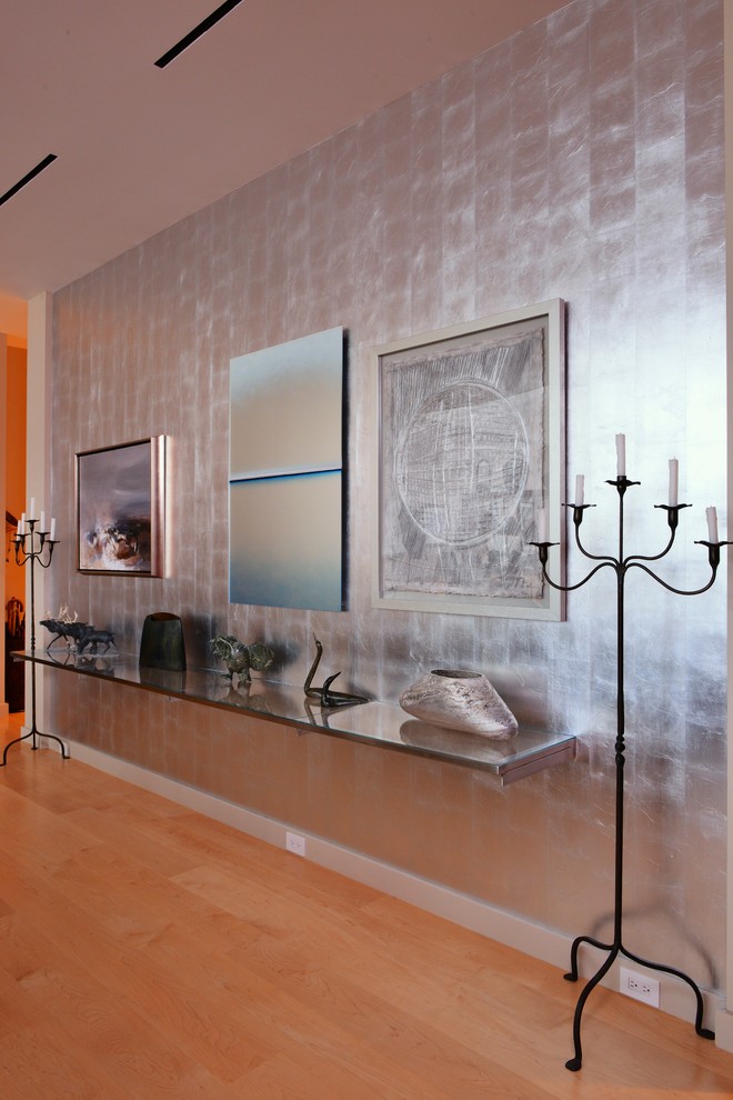 Пример оригинального дизайна: большая гостиная-столовая в современном стиле с серебряными стенами, светлым паркетным полом и бежевым полом