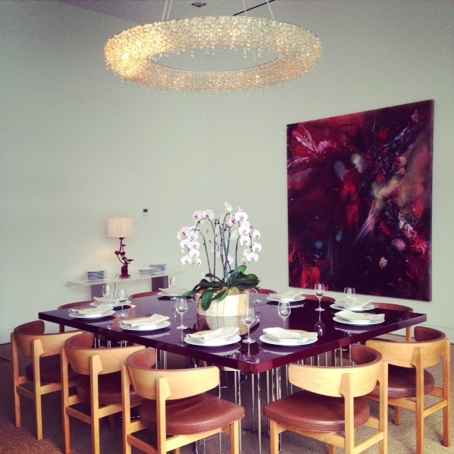 Foto di una piccola sala da pranzo aperta verso la cucina design con pareti bianche e moquette