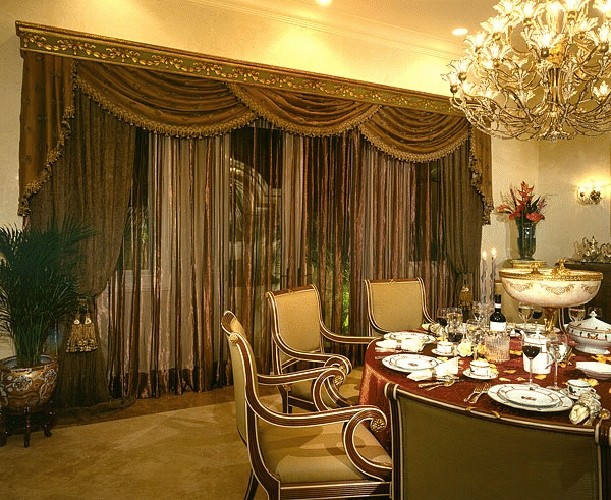 Esempio di una sala da pranzo tradizionale chiusa e di medie dimensioni con pareti beige, pavimento in travertino, nessun camino e pavimento beige