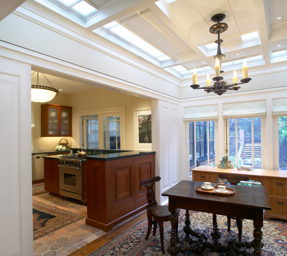 Foto di una sala da pranzo aperta verso la cucina classica di medie dimensioni con pareti beige, parquet chiaro, nessun camino e pavimento marrone