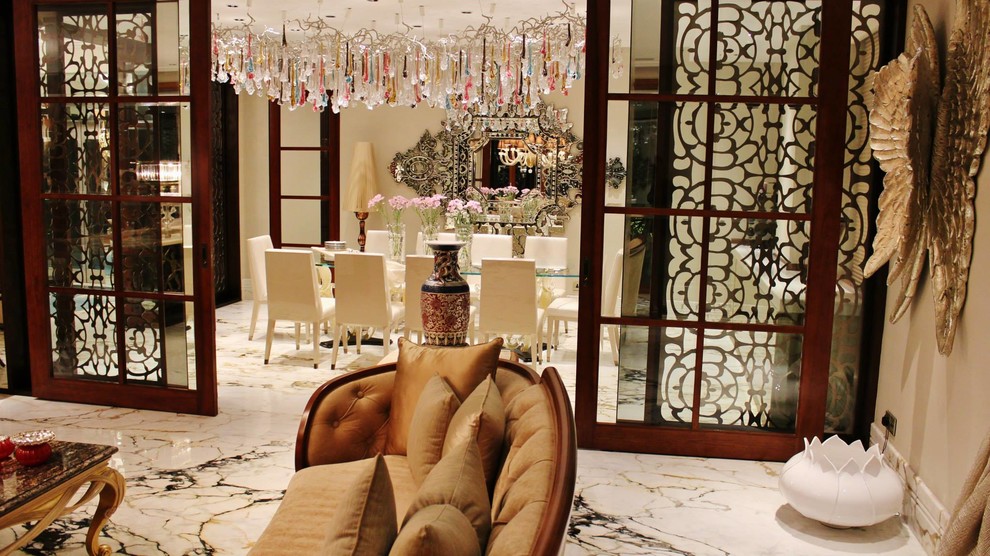Inspiration pour une salle à manger design avec un mur beige et un sol en marbre.