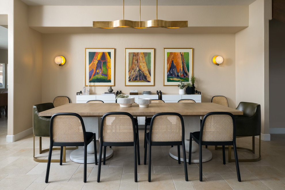 Ispirazione per una sala da pranzo stile americano con pareti beige e pavimento beige