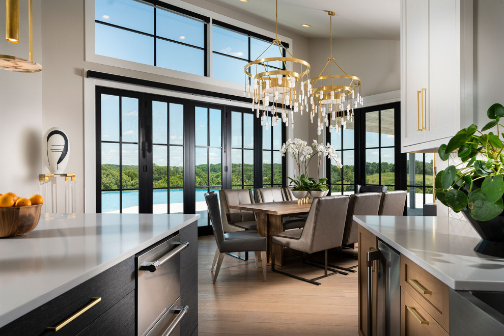 Идея дизайна: большая кухня-столовая в стиле модернизм с серыми стенами, светлым паркетным полом, коричневым полом и сводчатым потолком