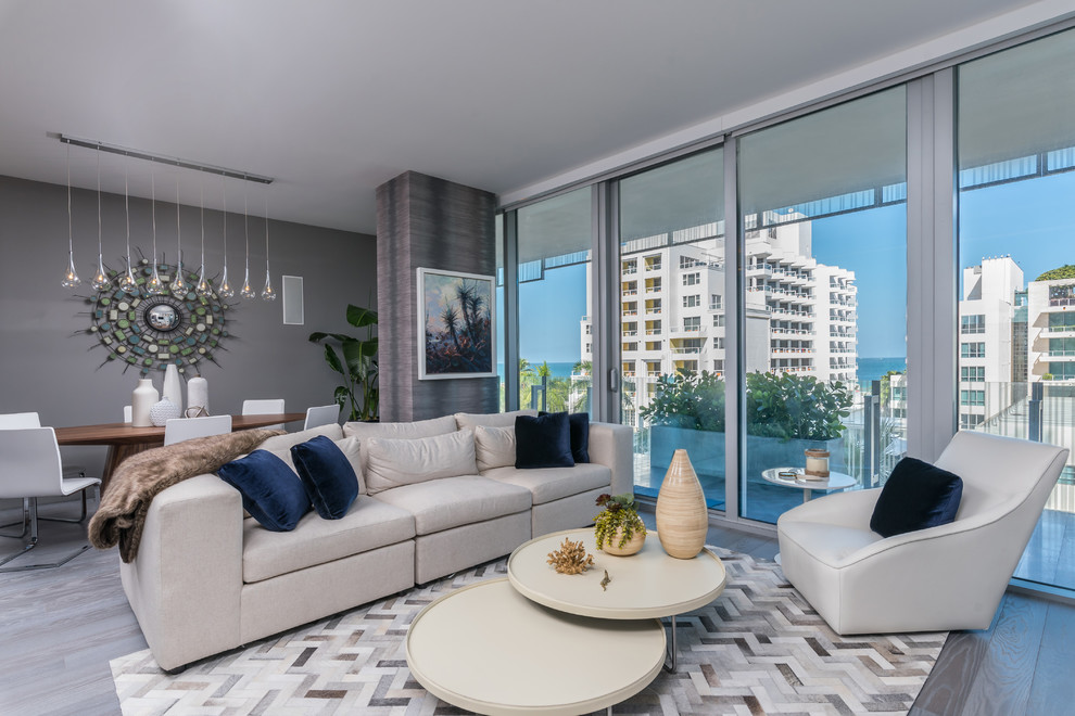 Offenes Modernes Esszimmer mit grauer Wandfarbe und grauem Boden in Miami