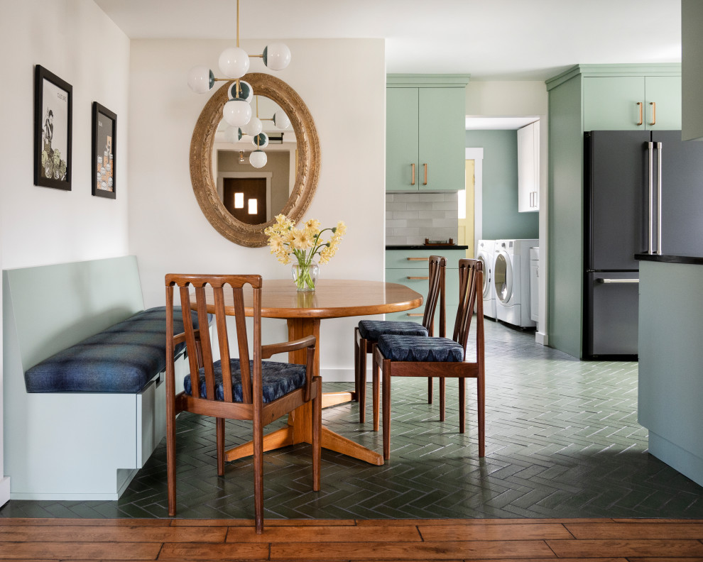 ボイシにあるお手頃価格の広いトランジショナルスタイルのおしゃれなダイニングキッチン (レンガの床、緑の床) の写真