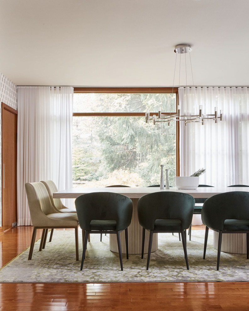 Immagine di una grande sala da pranzo aperta verso il soggiorno design con pavimento marrone, carta da parati, pareti bianche e pavimento in legno massello medio