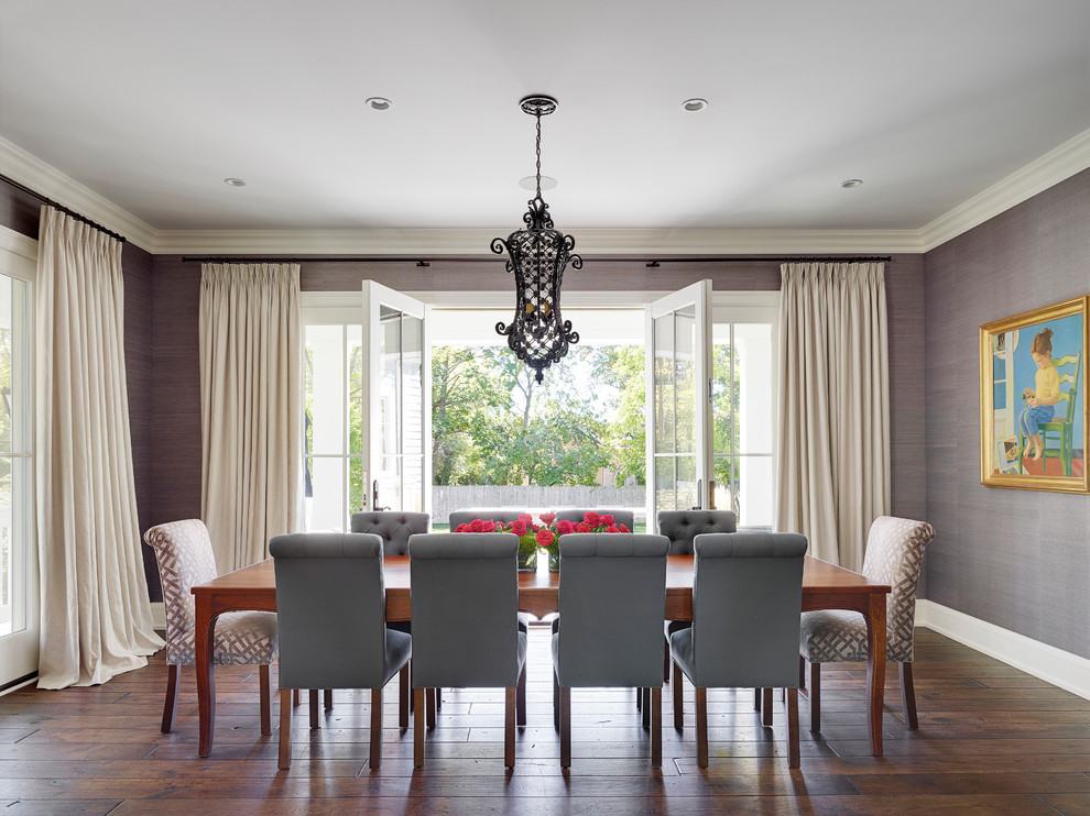 Пример оригинального дизайна: огромная гостиная-столовая в стиле неоклассика (современная классика) с фиолетовыми стенами, паркетным полом среднего тона и коричневым полом без камина