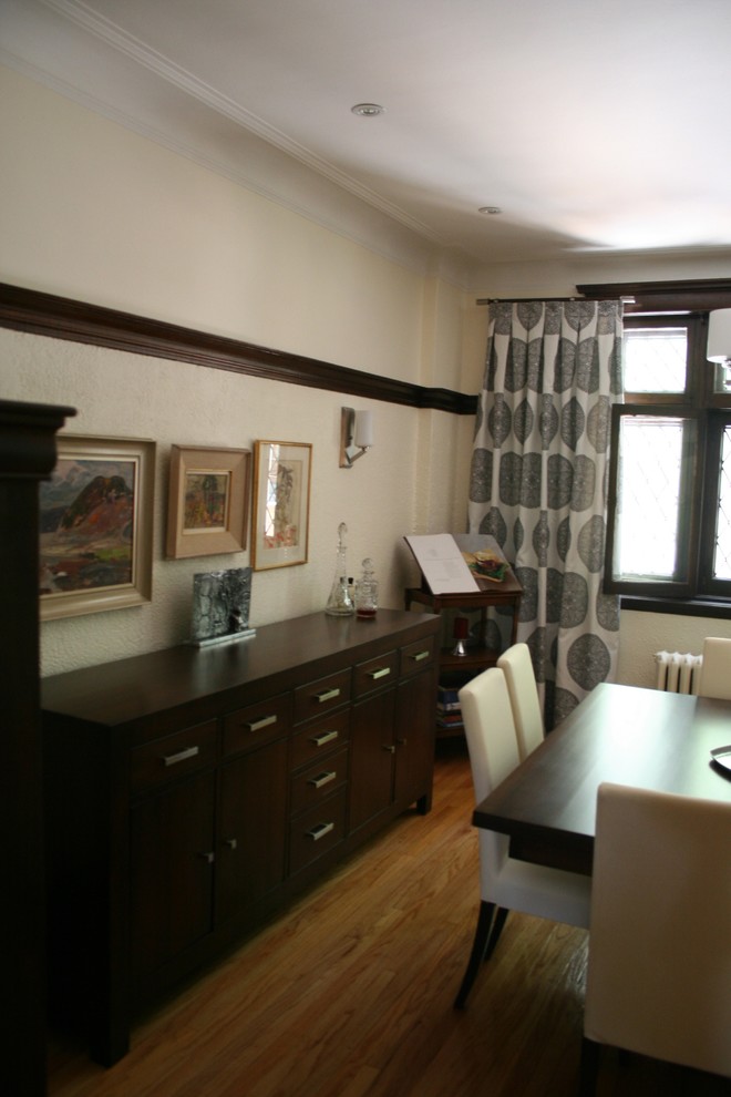 Diseño de comedor ecléctico de tamaño medio abierto con paredes beige y suelo de madera en tonos medios