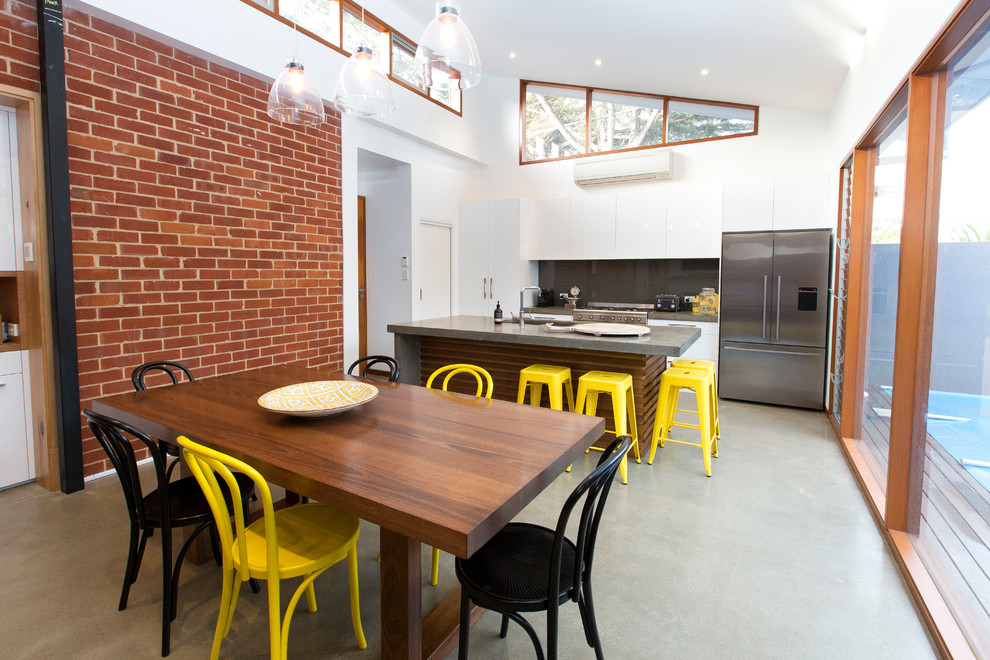 Idéer för ett mellanstort modernt kök med matplats, med betonggolv