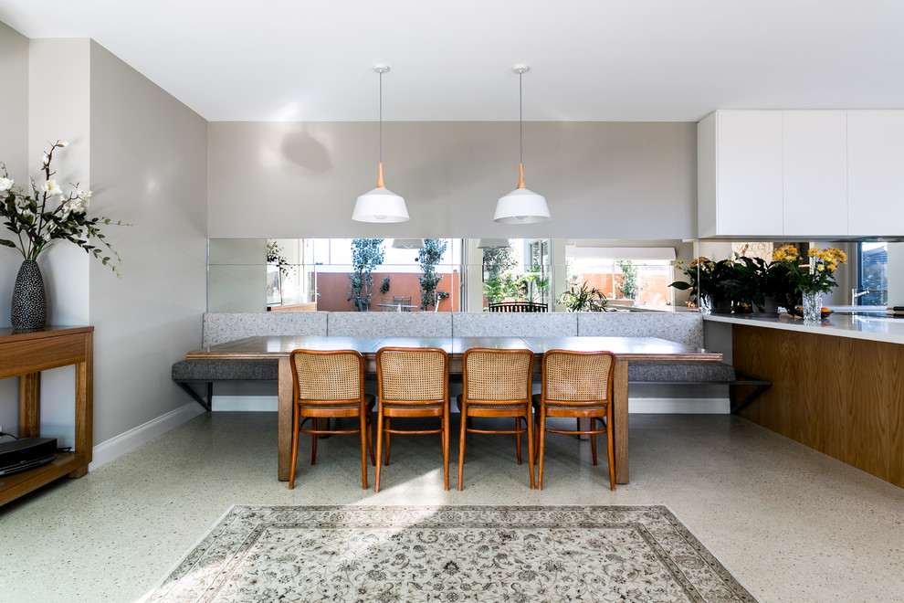 Idee per una sala da pranzo aperta verso la cucina minimal con pareti grigie e pavimento beige