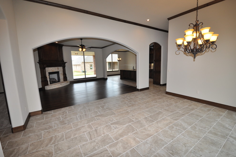 Источник вдохновения для домашнего уюта: столовая среднего размера в классическом стиле с серыми стенами, полом из керамической плитки, угловым камином и фасадом камина из камня