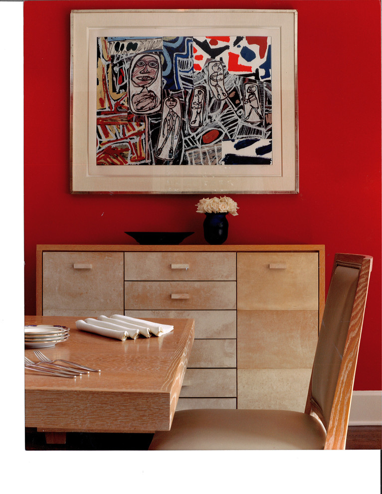 Idées déco pour une salle à manger contemporaine avec un mur rouge et parquet foncé.
