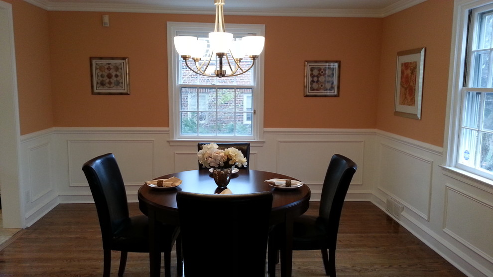 Kleines, Geschlossenes Klassisches Esszimmer ohne Kamin mit oranger Wandfarbe und braunem Holzboden in Philadelphia