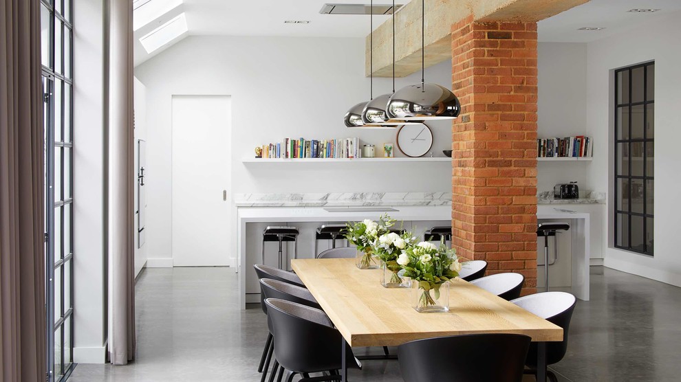 Offenes, Großes Modernes Esszimmer mit Betonboden, grauem Boden und weißer Wandfarbe in London