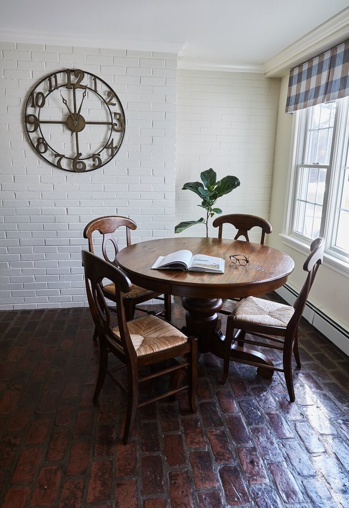Ejemplo de comedor clásico renovado cerrado con paredes blancas y suelo de ladrillo