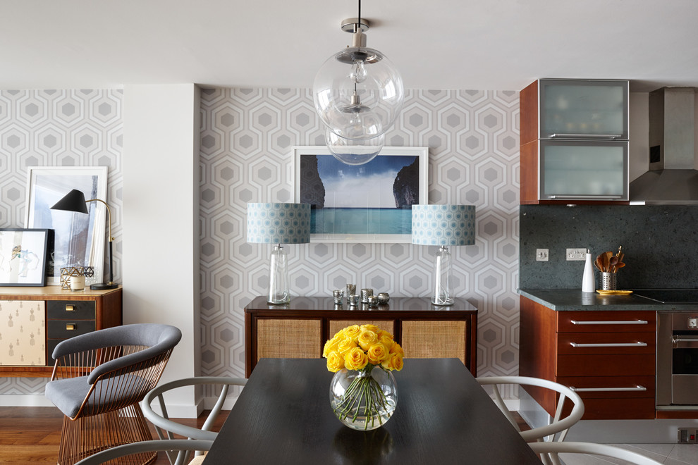 Пример оригинального дизайна: гостиная-столовая в стиле ретро с серыми стенами и паркетным полом среднего тона