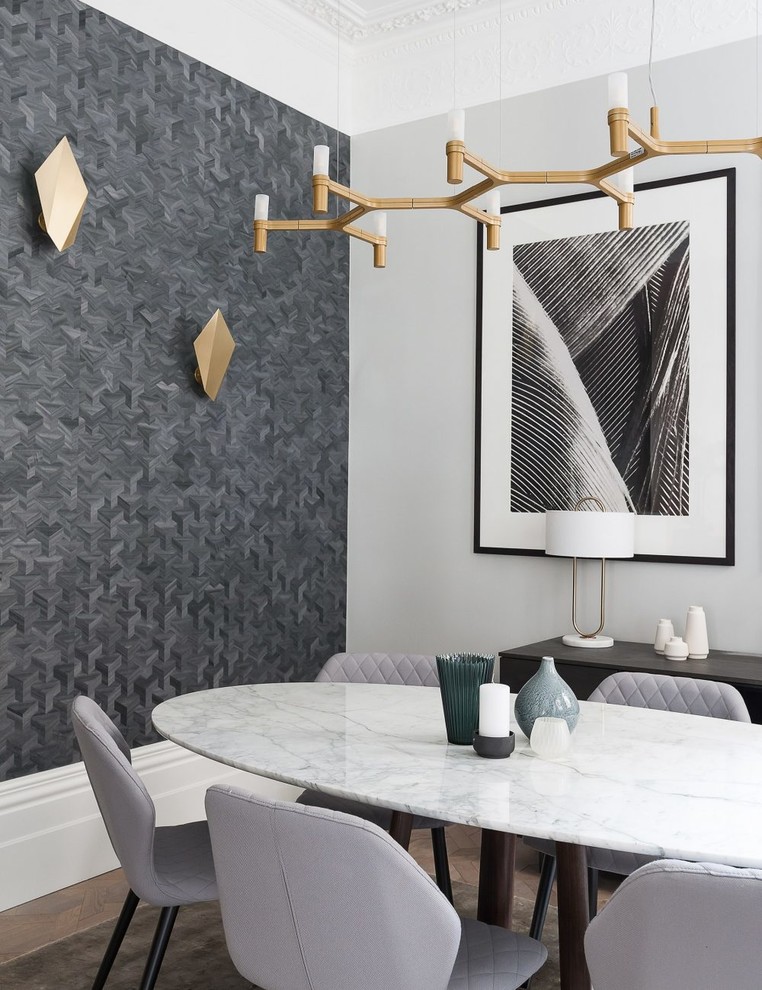 Inspiration pour une salle à manger design avec un mur gris, parquet foncé, un sol marron et éclairage.