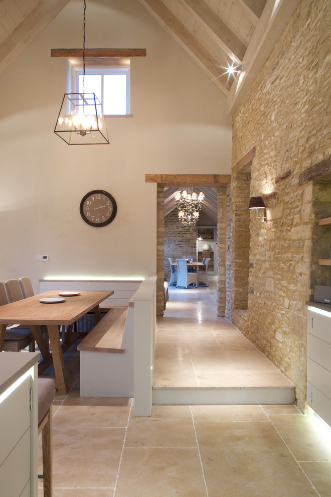 Ispirazione per una sala da pranzo stile rurale con pavimento in pietra calcarea