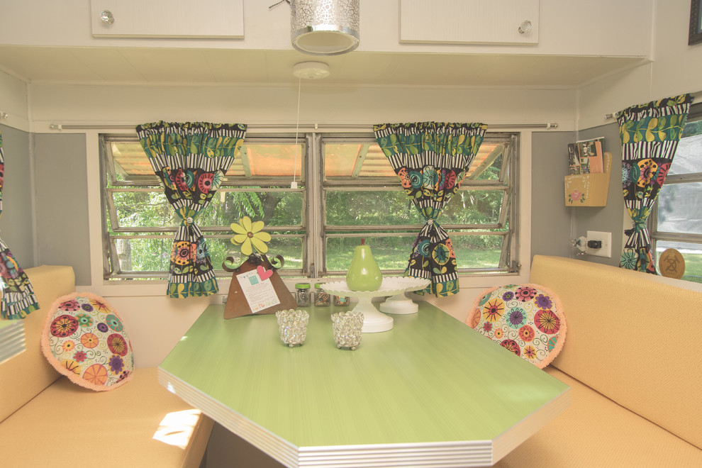 Cette photo montre une petite salle à manger ouverte sur la cuisine éclectique avec un mur gris, un sol en vinyl et un sol gris.