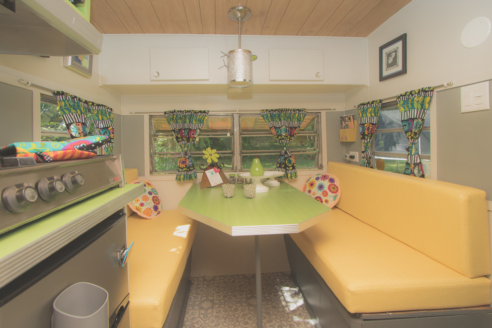 На фото: маленькая кухня-столовая в стиле фьюжн с серыми стенами, полом из винила и серым полом для на участке и в саду