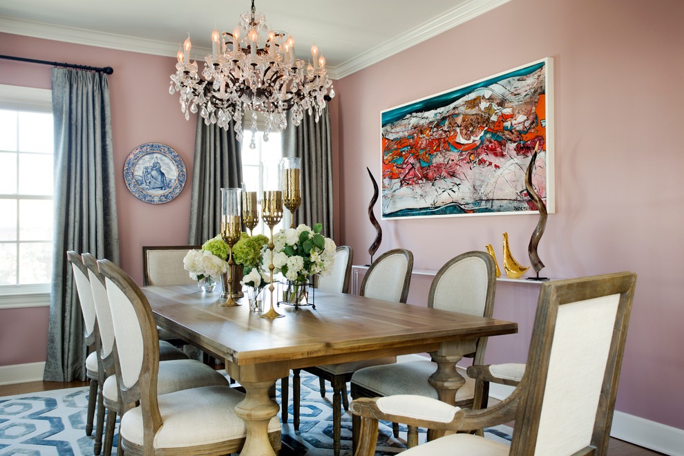 Inspiration pour une salle à manger traditionnelle fermée et de taille moyenne avec un mur rose, un sol en bois brun et aucune cheminée.