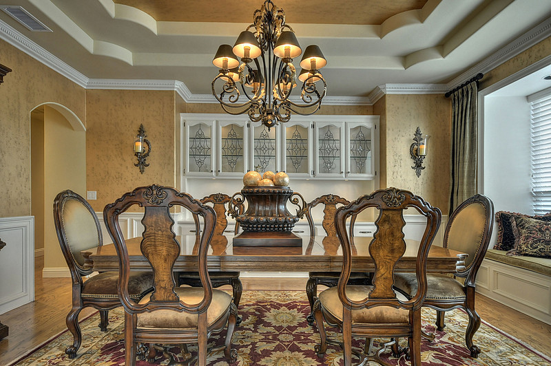 Foto di una sala da pranzo classica chiusa e di medie dimensioni con pareti beige e parquet chiaro