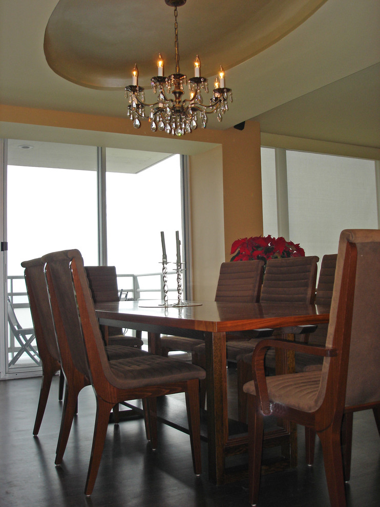 Esempio di una sala da pranzo aperta verso il soggiorno design di medie dimensioni con pareti marroni e parquet scuro