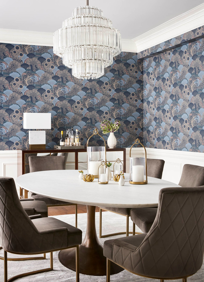 Idées déco pour une grande salle à manger classique avec un mur bleu, un sol en bois brun, une cheminée standard, un manteau de cheminée en bois, un sol marron et du papier peint.