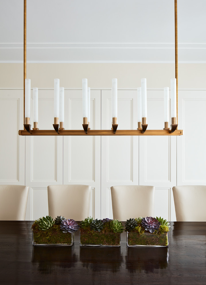 Idée de décoration pour une salle à manger tradition fermée et de taille moyenne avec un mur beige, parquet foncé et un sol marron.