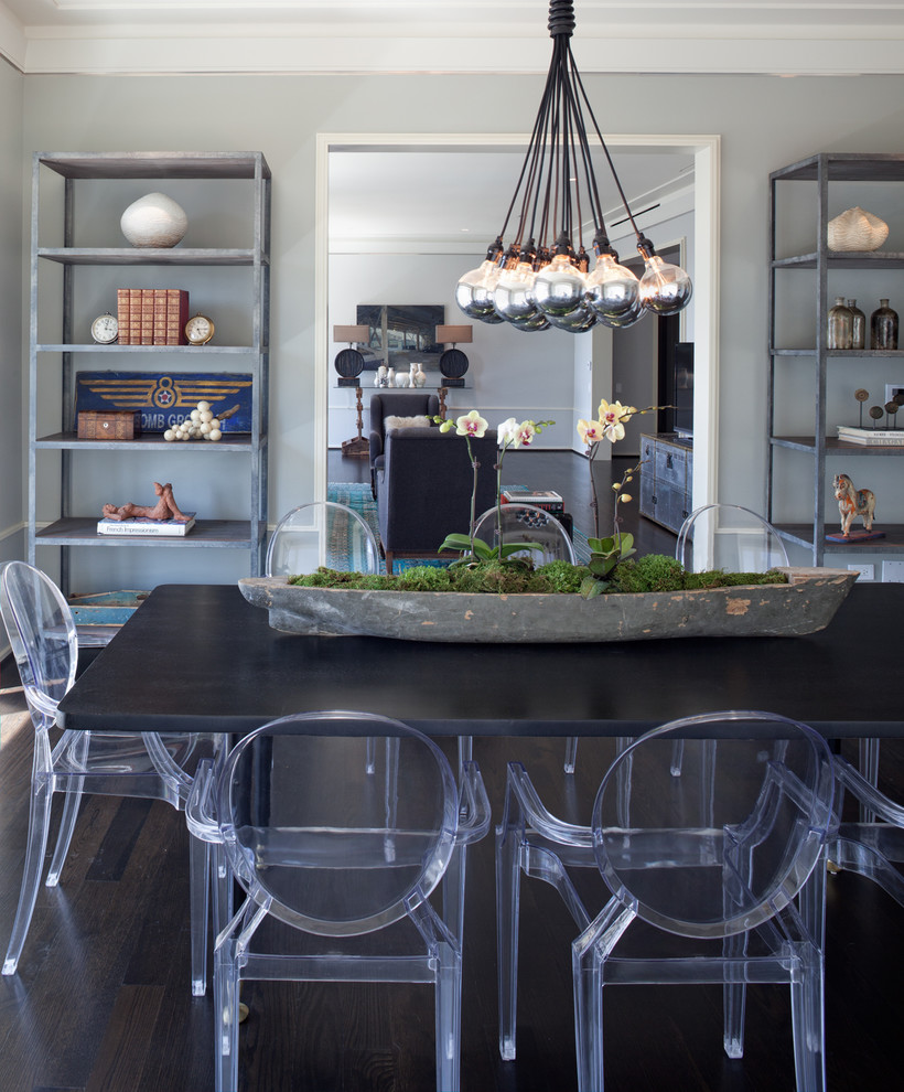 Источник вдохновения для домашнего уюта: столовая в современном стиле с серыми стенами и темным паркетным полом