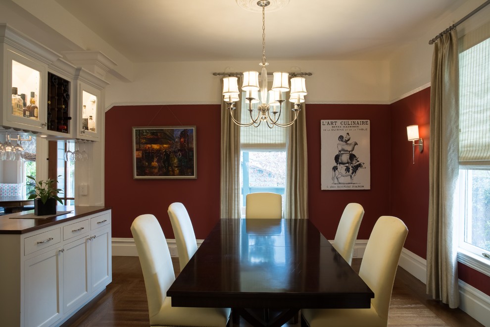 Idee per una sala da pranzo aperta verso la cucina classica con pareti rosse e pavimento in legno massello medio