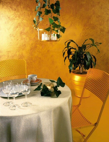 Пример оригинального дизайна: маленькая отдельная столовая в современном стиле с серебряными стенами для на участке и в саду