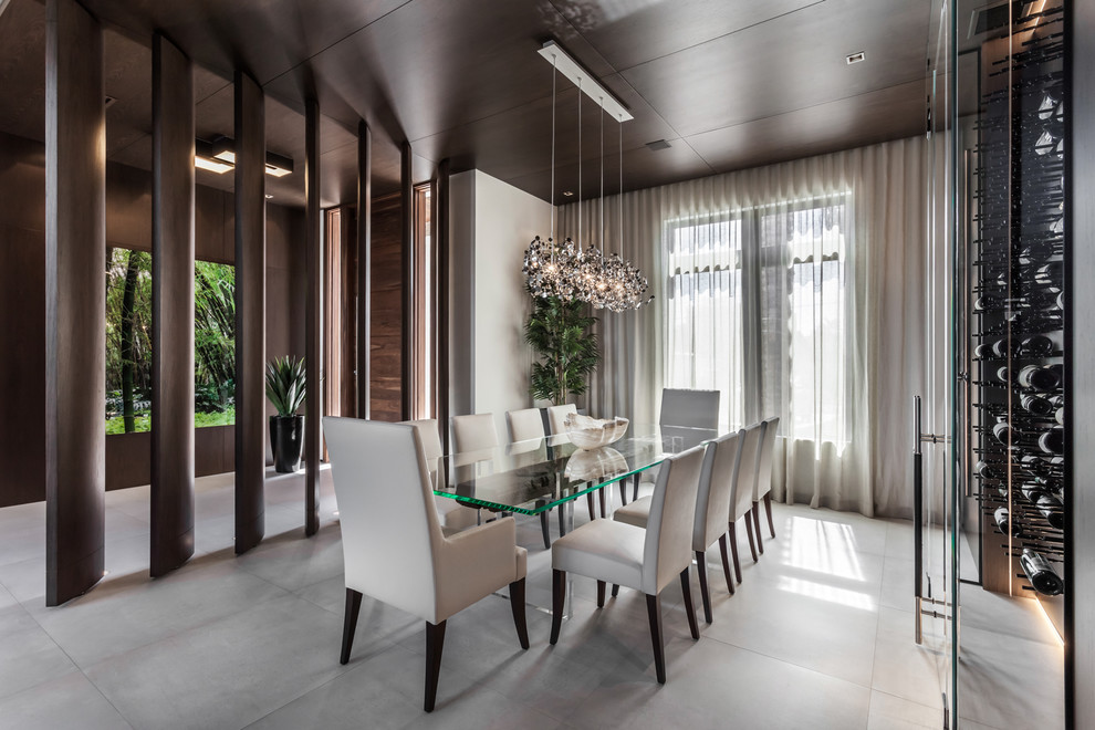 Großes Modernes Esszimmer ohne Kamin mit Keramikboden und grauem Boden in Miami