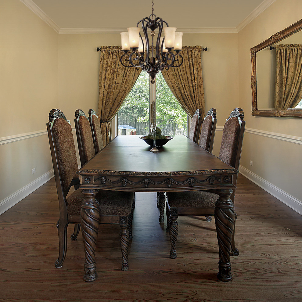 Example of a classic dining room design in Sacramento