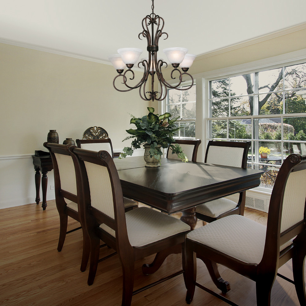 Inspiration for a timeless dining room remodel in Sacramento