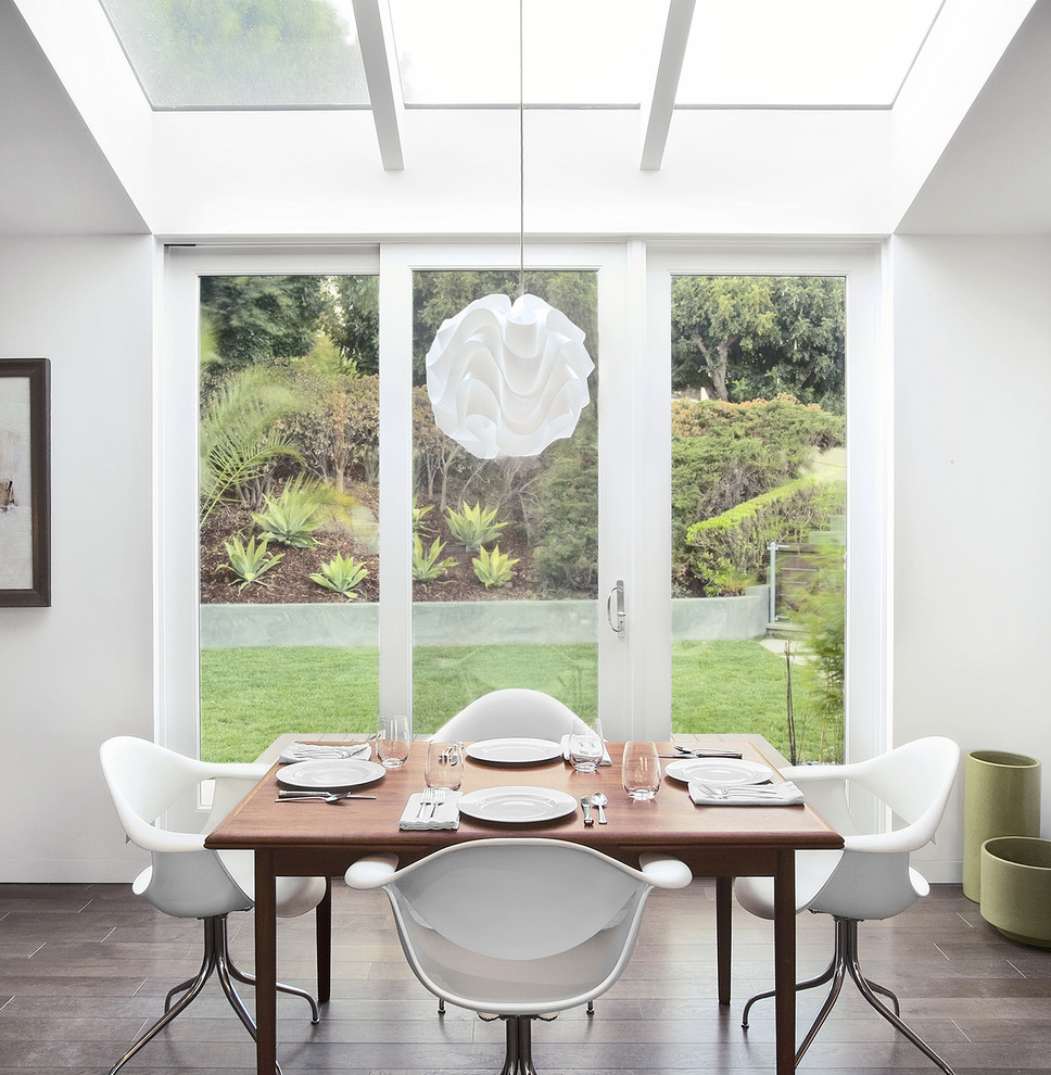 Immagine di una sala da pranzo aperta verso il soggiorno contemporanea di medie dimensioni con pareti bianche e parquet scuro