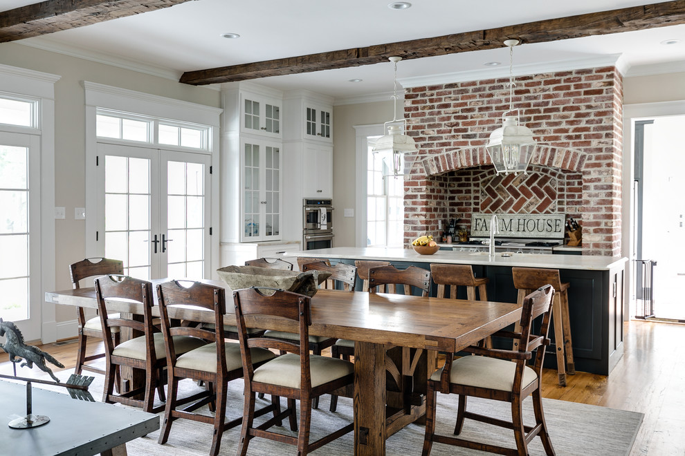 На фото: кухня-столовая в стиле кантри с бежевыми стенами, паркетным полом среднего тона и коричневым полом с