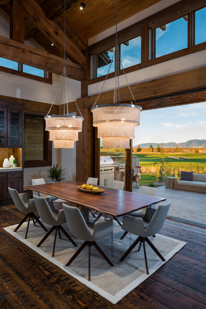 Esempio di una sala da pranzo aperta verso il soggiorno stile rurale di medie dimensioni con parquet scuro e pavimento marrone